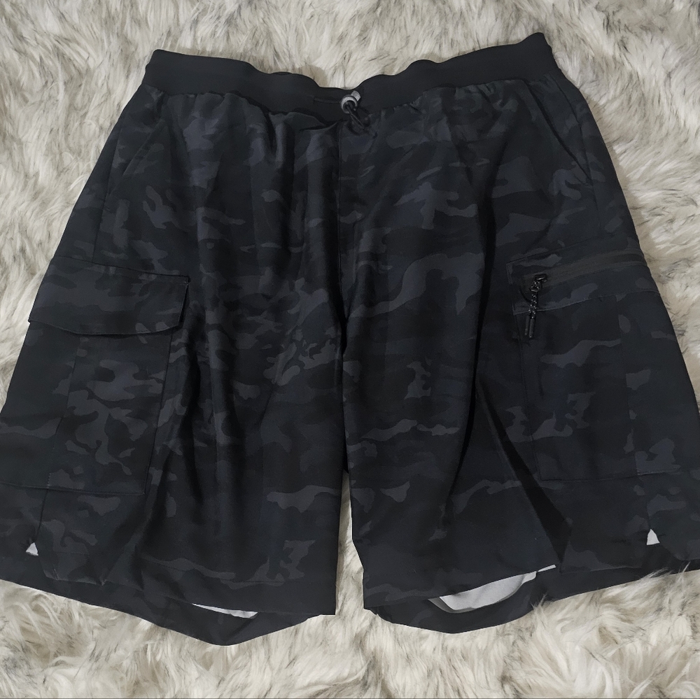 NWOT Men's Black Camouflage Shorts